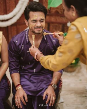 Samata Amin Instagram - Haldi — where traditions meet the touch of divinity 🌼💜

Captured by @kiranproductions.in 
Location @royaldreams_surathkal 
Samata outfit @alara.wearyourstory 
Vineeth outfit @mantra.ixe 
Event @frolix_events_ 
Jewellery by @nazakathbyrupsath 
MUAH @makeupmagicbydeekshashetty @kanchanashettymakeupartist 

#vinsam #weddingday #haldi
