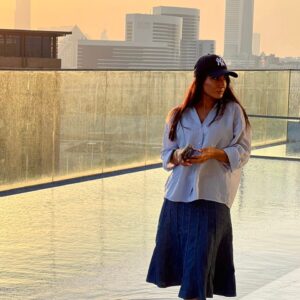 Samira Hassanpour Instagram - پاییز...
با برگهايي كه ديگر رنگي به تن ندارند....
باراني كه نمي باردو ابرهاي خاكستري كه جول و پلاس اشان را جمع كرده اندو به دوردستها كوچيده اند....
نیامد اینبار صدای پای پاییز را....
از بالا پوشهايمان به رنگ شب و چشمان خيس پر اشك و داغ دلهايمان كه
هر روز تازه میشود
شنيديم.....
#دلنوشته#سامان_سالور
@saman_salour 📷