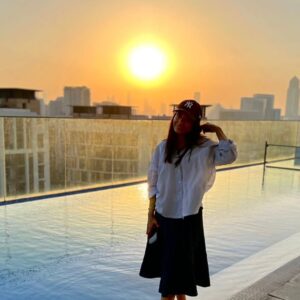 Samira Hassanpour Instagram - پاییز...
با برگهايي كه ديگر رنگي به تن ندارند....
باراني كه نمي باردو ابرهاي خاكستري كه جول و پلاس اشان را جمع كرده اندو به دوردستها كوچيده اند....
نیامد اینبار صدای پای پاییز را....
از بالا پوشهايمان به رنگ شب و چشمان خيس پر اشك و داغ دلهايمان كه
هر روز تازه میشود
شنيديم.....
#دلنوشته#سامان_سالور
@saman_salour 📷