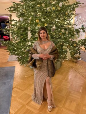 Sana Raees Khan Instagram - Wrapped in elegance, draped in grace 💃

Outfit @themeshstoreindia.co

#Switzerland #letsdroom #travelgram #bosslady #SanaRaeesKhan