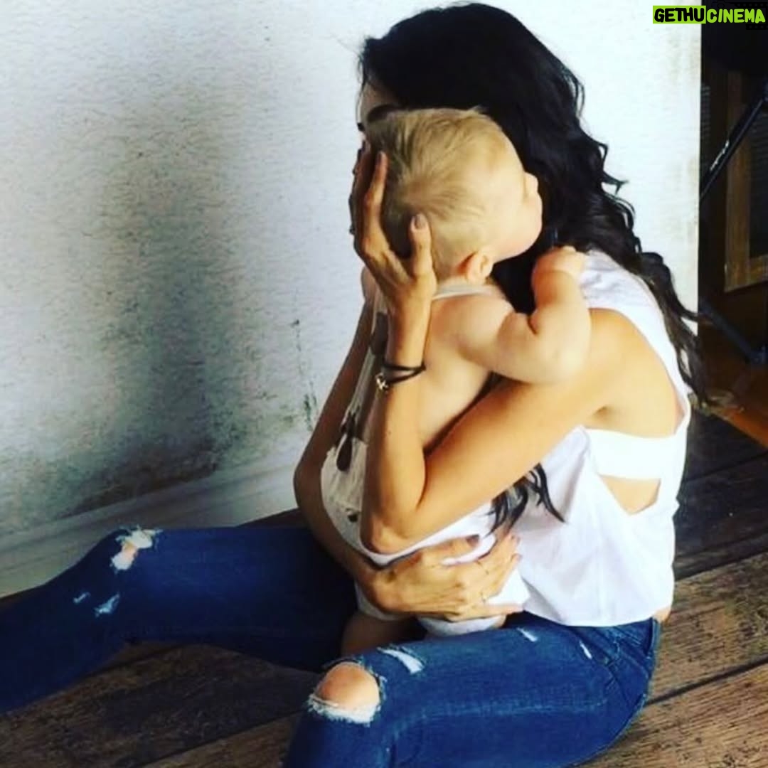 Sandra Echeverría - 3 Likes - No suelo subirme a trends pero vavavava pa que no digan que no coopero…#2016 

Fotos personales y fotos de proyectos muy queridos que hice en aquellos días…

1.- fotos con mis amados @estilodf 
2.- Cuando salí en el videoclip de #elperdedor con @enriqueiglesias y @marcoantoniosolis_oficial 
3.- En New York en central park con mis dos amores 
4.- filmando con mi querido @michel123brown en #laqueridadelcentauro2 
5.- una selfie en LA 
6.- Otra foto de #laqueridadelcentauro2 
7.- sesión de fotos (ya no me acuerdo para cual revista! Memoria de 🍤)
8.- Entreteniendo a la criatura en un largo vuelo ✈️ 
9.- Sesión de fotos para @holacom Fotazas que nos tomó mi adorada #nuriadomenech que en paz descanse 🥺🙏🏽🕊️
10. Fotos con mi bebé de 1 añito 🥹❤️ 
11.- Foto de una escena con mi querido @arathdelatorre en Busco Novio para mi mujer 

Buenos recuerdos! Fue un gran año 🖤