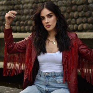 Sandra Echeverría Instagram - Aprender a esperar, es también ganar.
La paciencia.
Lo que más trabajo me cuesta manejar…🖤