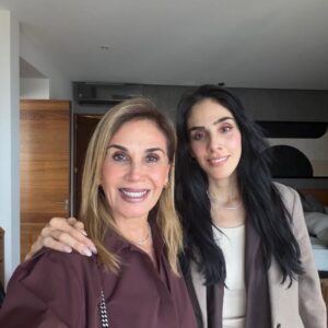 Sandra Echeverría Instagram - No puedo más que estar agradecida por un año de salud (a pesar de haberme caído del caballo en la filmación y uno q otro incidente), por mi familia, porque soy muy bendecida de poder trabajar en lo que amo, por los escenarios a los que me pude subir a cantar éste año y porque cada año voy poniendo check mark a más sueños que he tenido desde que recuerdo.
Gracias Dios por tanto! 🙏🏽❤️ Bienvenido el 2026!