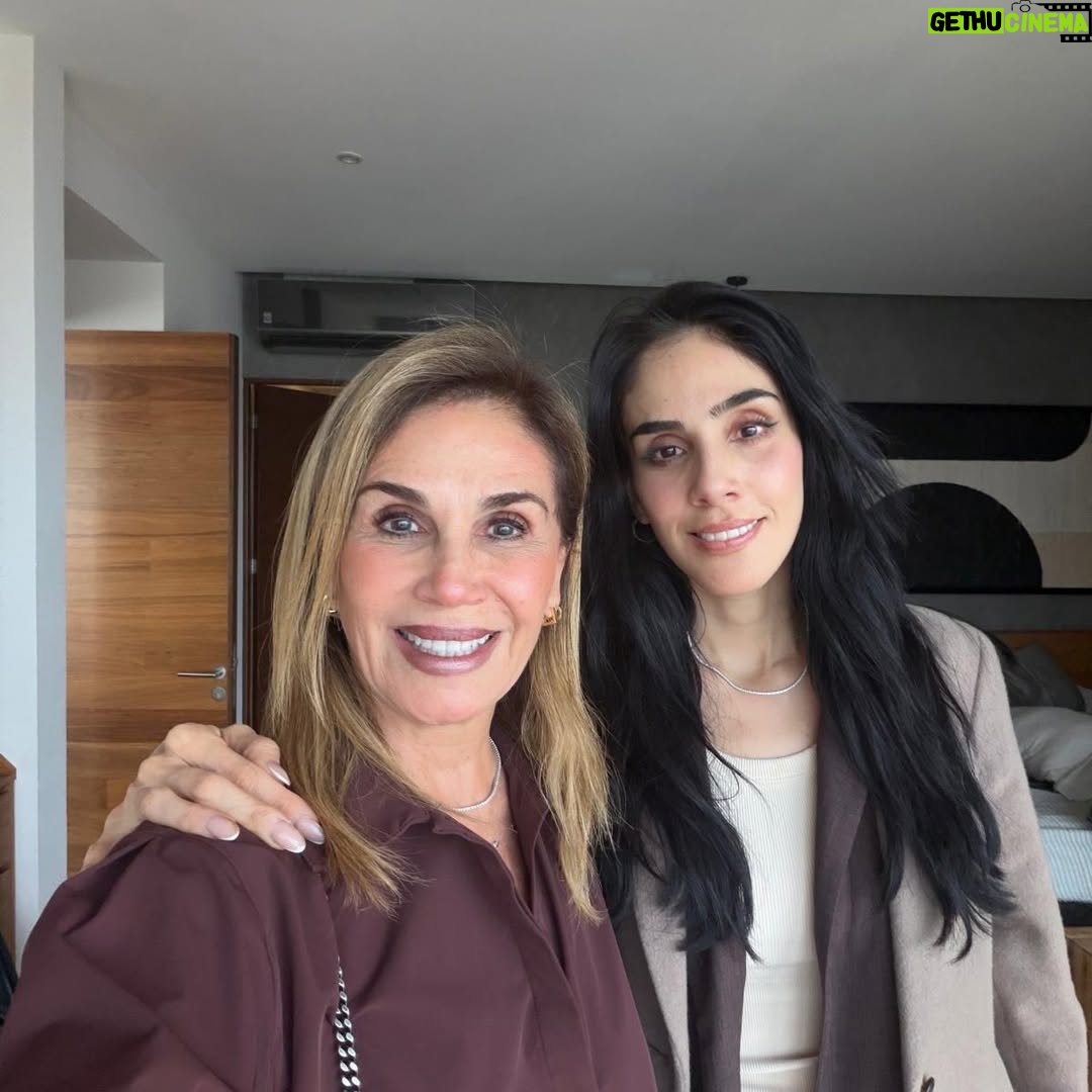 Sandra Echeverría - 3 Likes - No puedo más que estar agradecida por un año de salud (a pesar de haberme caído del caballo en la filmación y uno q otro incidente), por mi familia, porque soy muy bendecida de poder trabajar en lo que amo, por los escenarios a los que me pude subir a cantar éste año y porque cada año voy poniendo check mark a más sueños que he tenido desde que recuerdo. 
Gracias Dios por tanto! 🙏🏽❤️ Bienvenido el 2026!