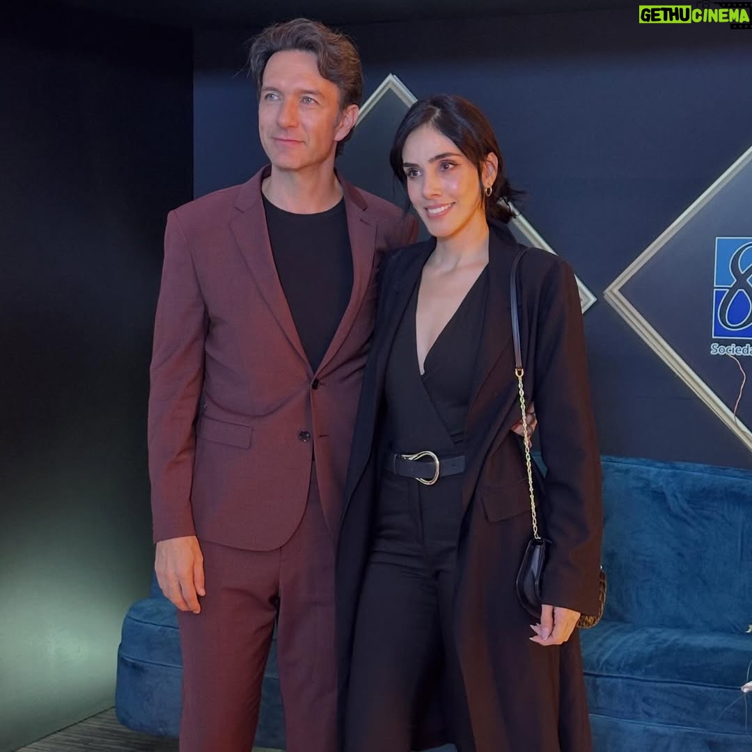 Sandra Echeverría - 3 Likes - No puedo más que estar agradecida por un año de salud (a pesar de haberme caído del caballo en la filmación y uno q otro incidente), por mi familia, porque soy muy bendecida de poder trabajar en lo que amo, por los escenarios a los que me pude subir a cantar éste año y porque cada año voy poniendo check mark a más sueños que he tenido desde que recuerdo. 
Gracias Dios por tanto! 🙏🏽❤️ Bienvenido el 2026!