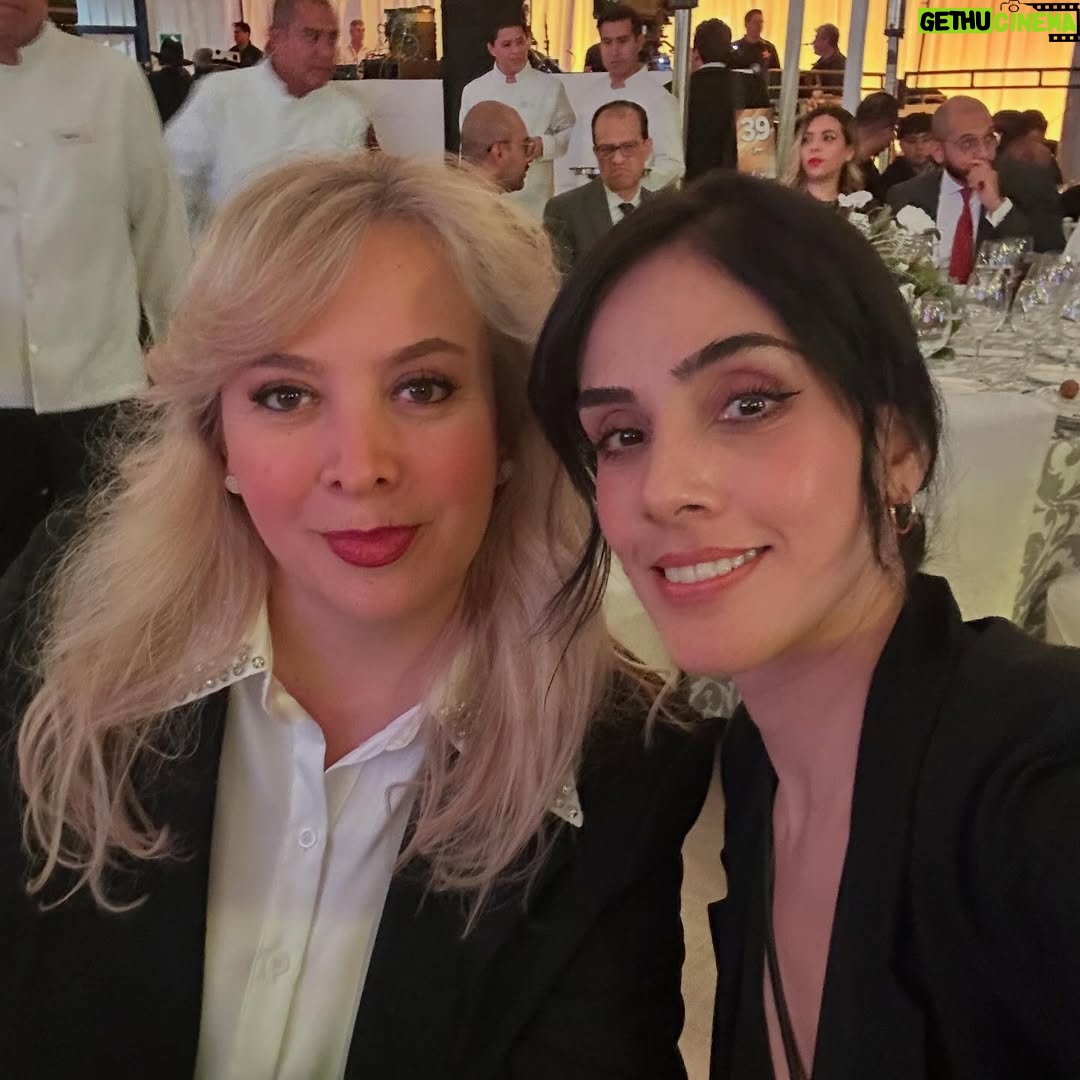 Sandra Echeverría - 3 Likes - No puedo más que estar agradecida por un año de salud (a pesar de haberme caído del caballo en la filmación y uno q otro incidente), por mi familia, porque soy muy bendecida de poder trabajar en lo que amo, por los escenarios a los que me pude subir a cantar éste año y porque cada año voy poniendo check mark a más sueños que he tenido desde que recuerdo. 
Gracias Dios por tanto! 🙏🏽❤️ Bienvenido el 2026!