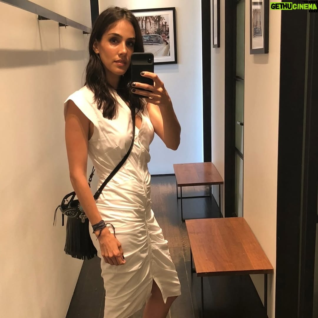 Sandra Echeverría - 3 Likes - No suelo subirme a trends pero vavavava pa que no digan que no coopero…#2016 

Fotos personales y fotos de proyectos muy queridos que hice en aquellos días…

1.- fotos con mis amados @estilodf 
2.- Cuando salí en el videoclip de #elperdedor con @enriqueiglesias y @marcoantoniosolis_oficial 
3.- En New York en central park con mis dos amores 
4.- filmando con mi querido @michel123brown en #laqueridadelcentauro2 
5.- una selfie en LA 
6.- Otra foto de #laqueridadelcentauro2 
7.- sesión de fotos (ya no me acuerdo para cual revista! Memoria de 🍤)
8.- Entreteniendo a la criatura en un largo vuelo ✈️ 
9.- Sesión de fotos para @holacom Fotazas que nos tomó mi adorada #nuriadomenech que en paz descanse 🥺🙏🏽🕊️
10. Fotos con mi bebé de 1 añito 🥹❤️ 
11.- Foto de una escena con mi querido @arathdelatorre en Busco Novio para mi mujer 

Buenos recuerdos! Fue un gran año 🖤
