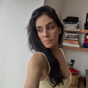 Sandra Echeverría Instagram - No puedo más que estar agradecida por un año de salud (a pesar de haberme caído del caballo en la filmación y uno q otro incidente), por mi familia, porque soy muy bendecida de poder trabajar en lo que amo, por los escenarios a los que me pude subir a cantar éste año y porque cada año voy poniendo check mark a más sueños que he tenido desde que recuerdo.
Gracias Dios por tanto! 🙏🏽❤️ Bienvenido el 2026!
