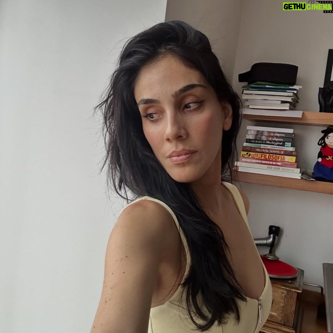 Sandra Echeverría - 3 Likes - No puedo más que estar agradecida por un año de salud (a pesar de haberme caído del caballo en la filmación y uno q otro incidente), por mi familia, porque soy muy bendecida de poder trabajar en lo que amo, por los escenarios a los que me pude subir a cantar éste año y porque cada año voy poniendo check mark a más sueños que he tenido desde que recuerdo. 
Gracias Dios por tanto! 🙏🏽❤️ Bienvenido el 2026!