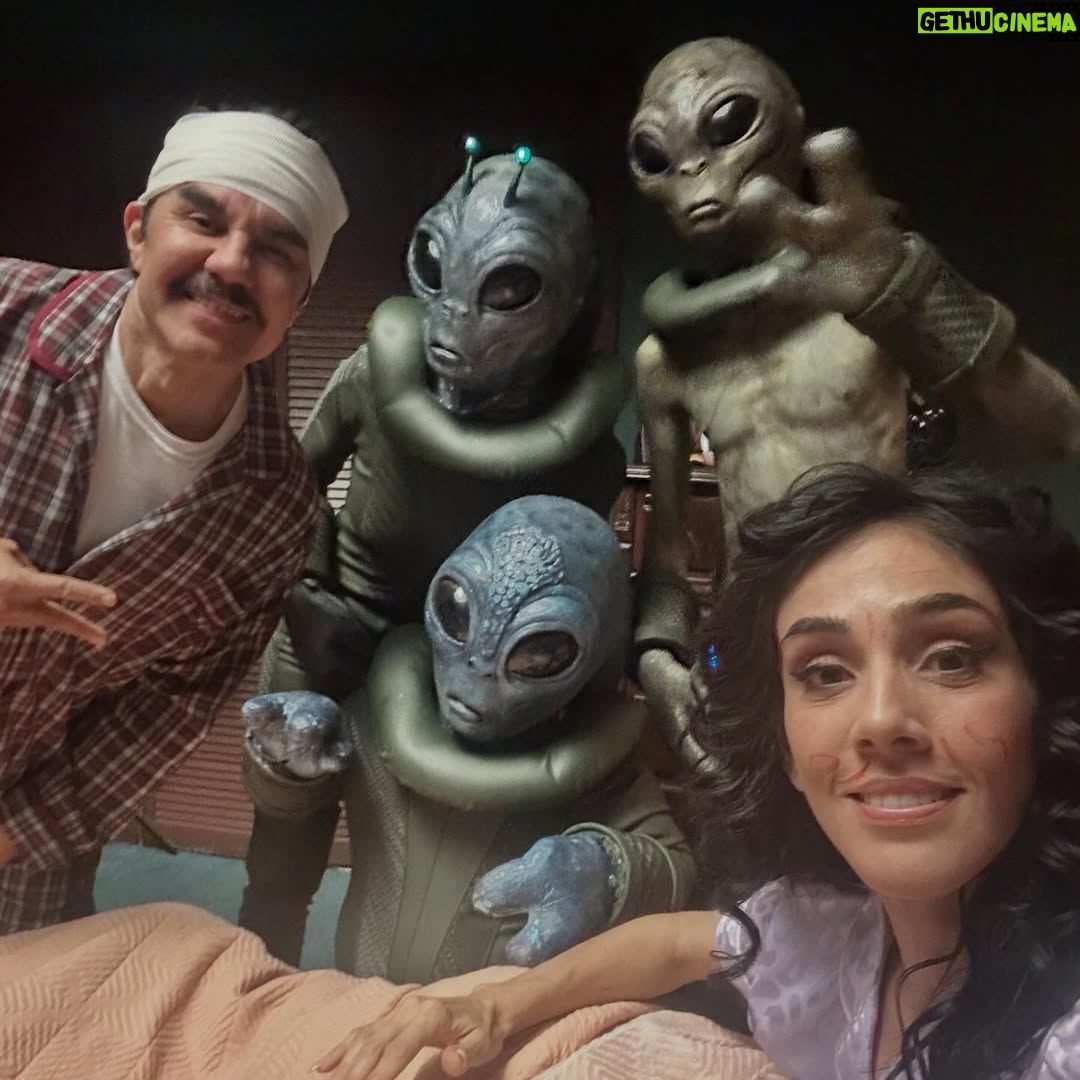 Sandra Echeverría - 3 Likes - No puedo más que estar agradecida por un año de salud (a pesar de haberme caído del caballo en la filmación y uno q otro incidente), por mi familia, porque soy muy bendecida de poder trabajar en lo que amo, por los escenarios a los que me pude subir a cantar éste año y porque cada año voy poniendo check mark a más sueños que he tenido desde que recuerdo. 
Gracias Dios por tanto! 🙏🏽❤️ Bienvenido el 2026!