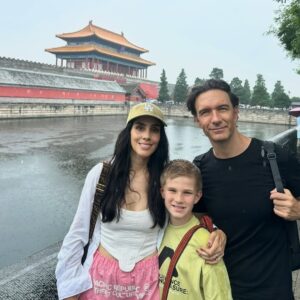 Sandra Echeverría Instagram - No puedo más que estar agradecida por un año de salud (a pesar de haberme caído del caballo en la filmación y uno q otro incidente), por mi familia, porque soy muy bendecida de poder trabajar en lo que amo, por los escenarios a los que me pude subir a cantar éste año y porque cada año voy poniendo check mark a más sueños que he tenido desde que recuerdo.
Gracias Dios por tanto! 🙏🏽❤️ Bienvenido el 2026!