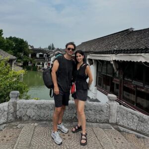 Sandra Echeverría Instagram - No puedo más que estar agradecida por un año de salud (a pesar de haberme caído del caballo en la filmación y uno q otro incidente), por mi familia, porque soy muy bendecida de poder trabajar en lo que amo, por los escenarios a los que me pude subir a cantar éste año y porque cada año voy poniendo check mark a más sueños que he tenido desde que recuerdo.
Gracias Dios por tanto! 🙏🏽❤️ Bienvenido el 2026!