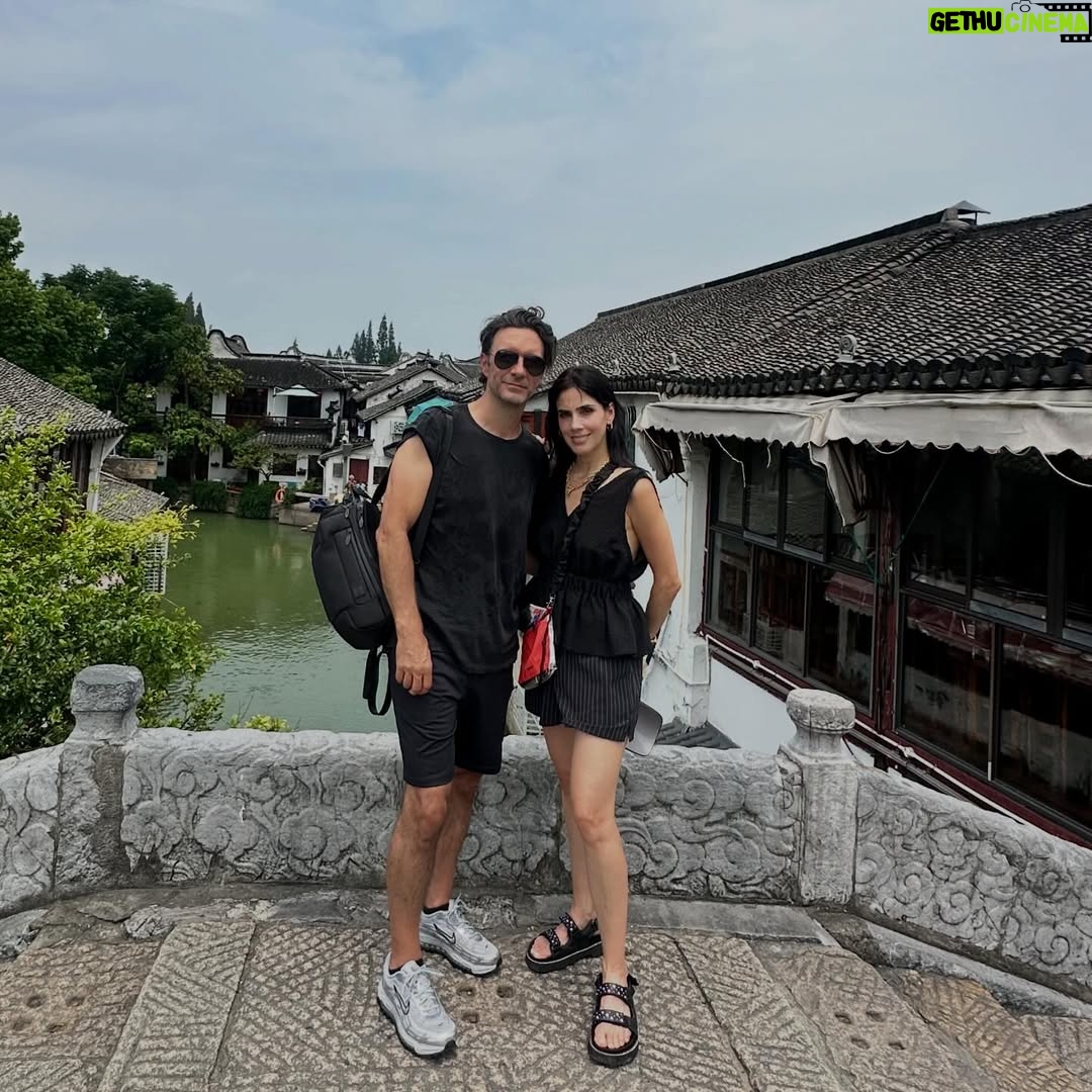 Sandra Echeverría - 3 Likes - No puedo más que estar agradecida por un año de salud (a pesar de haberme caído del caballo en la filmación y uno q otro incidente), por mi familia, porque soy muy bendecida de poder trabajar en lo que amo, por los escenarios a los que me pude subir a cantar éste año y porque cada año voy poniendo check mark a más sueños que he tenido desde que recuerdo. 
Gracias Dios por tanto! 🙏🏽❤️ Bienvenido el 2026!