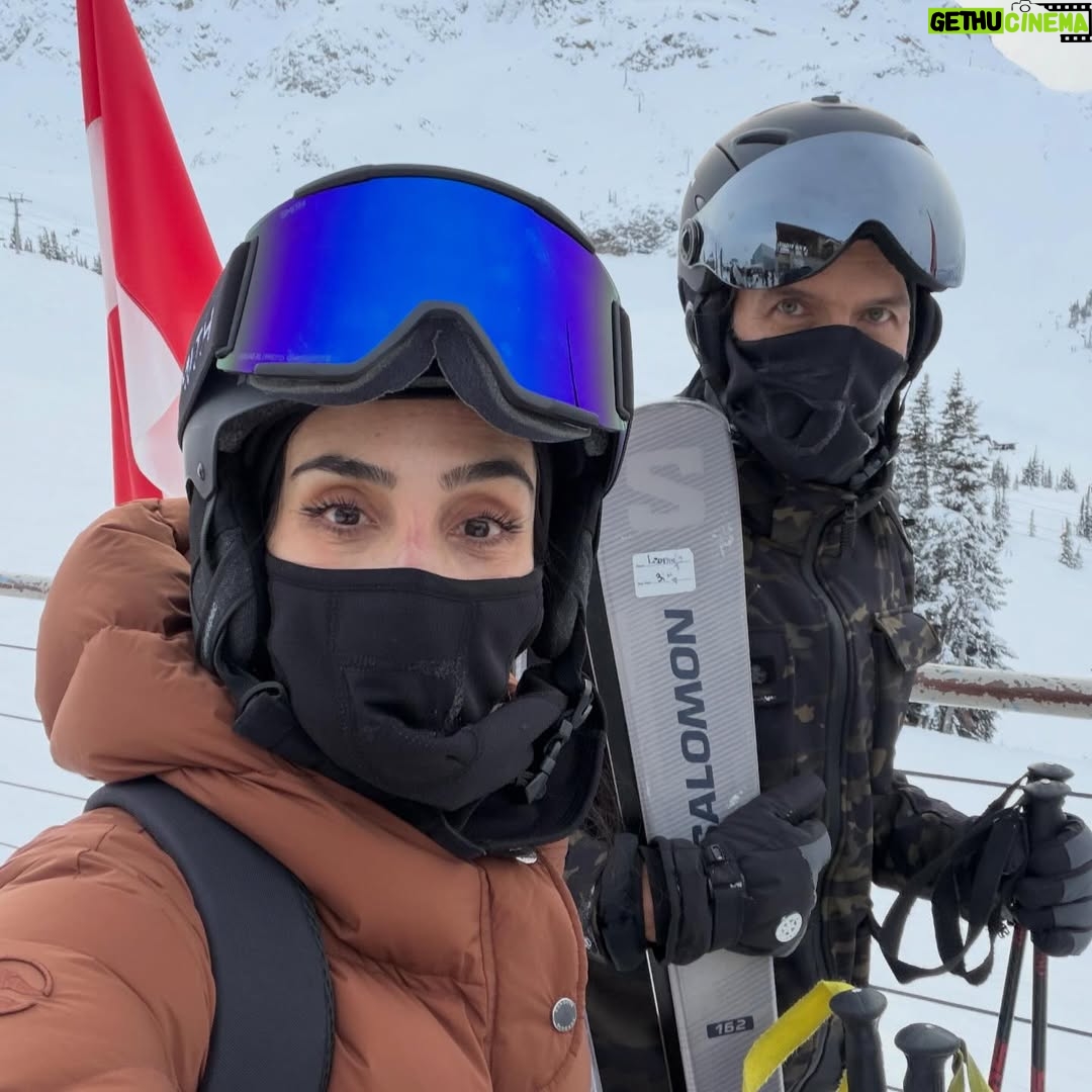 Sandra Echeverría - 3 Likes - Merry Christmas!! Tarde pero seguro🎄😚 ❄️☃️
Días para agradecer por la salud y el amor. Inmensamente agradecida de poder estar aquí en uno de mis lugares favoritos del mundo con algunas de mis personas favoritas en la vida. 
Aquí y ahora 🙏🏽