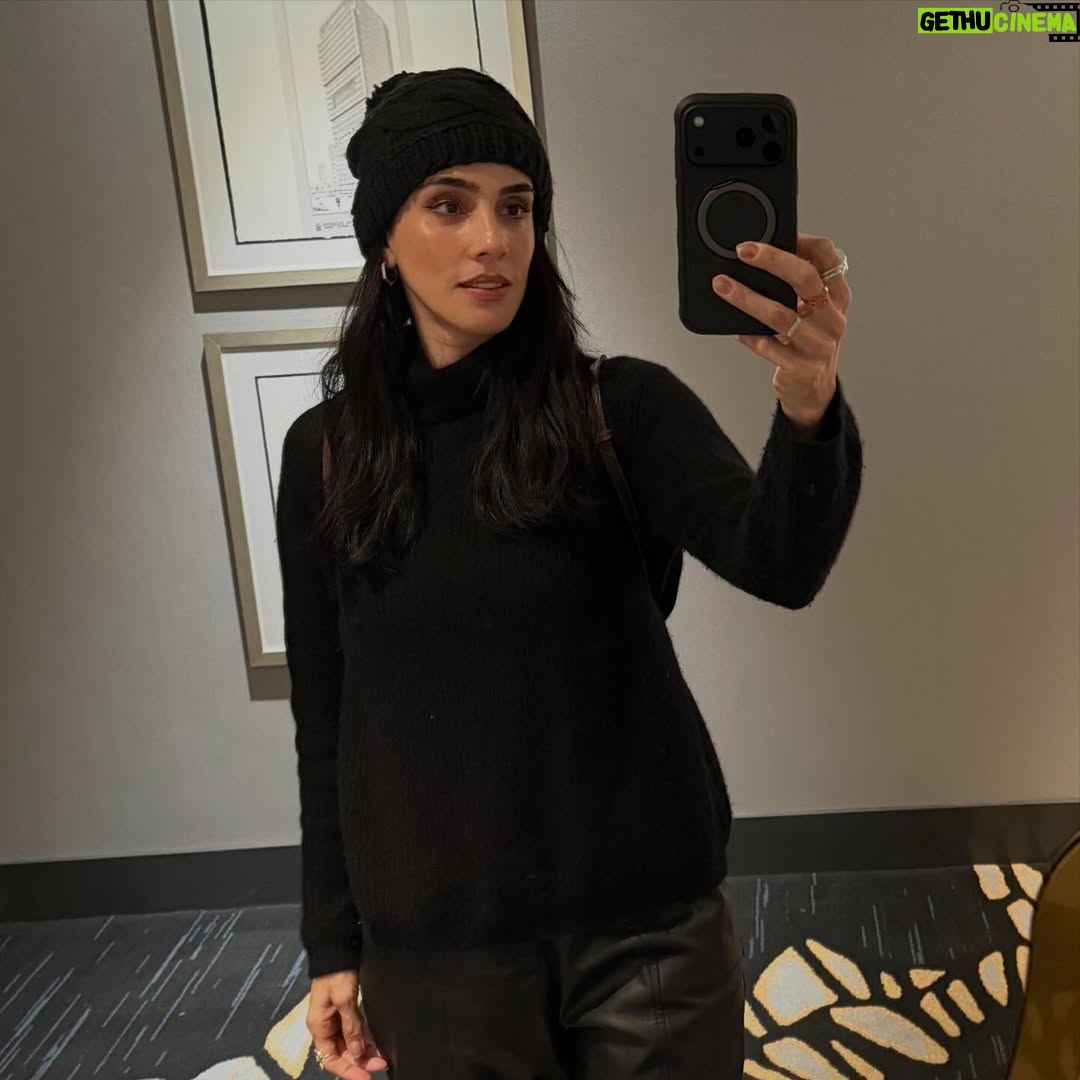Sandra Echeverría - 3 Likes - Merry Christmas!! Tarde pero seguro🎄😚 ❄️☃️
Días para agradecer por la salud y el amor. Inmensamente agradecida de poder estar aquí en uno de mis lugares favoritos del mundo con algunas de mis personas favoritas en la vida. 
Aquí y ahora 🙏🏽