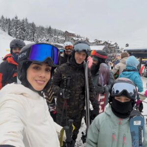 Sandra Echeverría Instagram - Merry Christmas!! Tarde pero seguro🎄😚 ❄️☃️
Días para agradecer por la salud y el amor. Inmensamente agradecida de poder estar aquí en uno de mis lugares favoritos del mundo con algunas de mis personas favoritas en la vida.
Aquí y ahora 🙏🏽