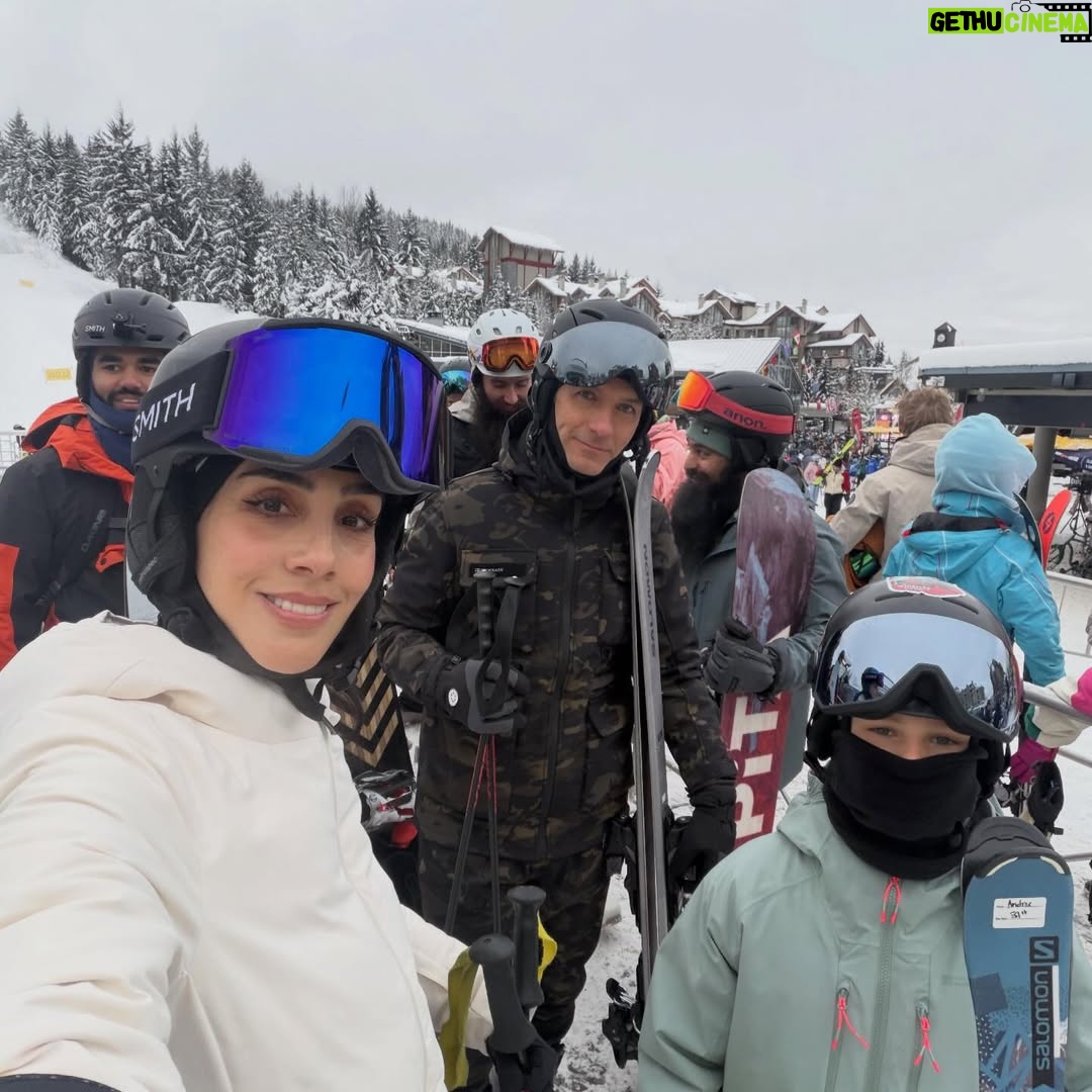Sandra Echeverría - 3 Likes - Merry Christmas!! Tarde pero seguro🎄😚 ❄️☃️
Días para agradecer por la salud y el amor. Inmensamente agradecida de poder estar aquí en uno de mis lugares favoritos del mundo con algunas de mis personas favoritas en la vida. 
Aquí y ahora 🙏🏽