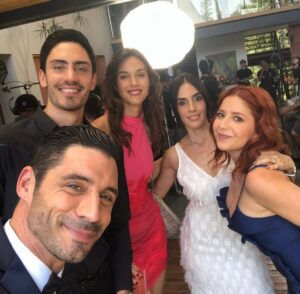 Sandra Echeverría Instagram - GRACIAS POR DARNOS TANTO AMOR POR 3 TEMPORADAS!!!!! #ELNIÑERO @netflix
Gracias a ustedes estamos en el 9no lugar mundial! 😱👏🏻