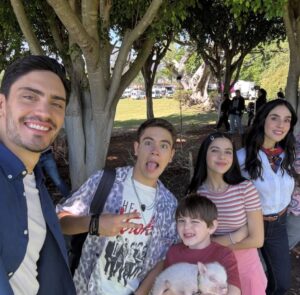 Sandra Echeverría Instagram - GRACIAS POR DARNOS TANTO AMOR POR 3 TEMPORADAS!!!!! #ELNIÑERO @netflix
Gracias a ustedes estamos en el 9no lugar mundial! 😱👏🏻