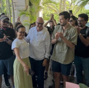 Sandra Echeverría Instagram - GRACIAS POR DARNOS TANTO AMOR POR 3 TEMPORADAS!!!!! #ELNIÑERO @netflix
Gracias a ustedes estamos en el 9no lugar mundial! 😱👏🏻