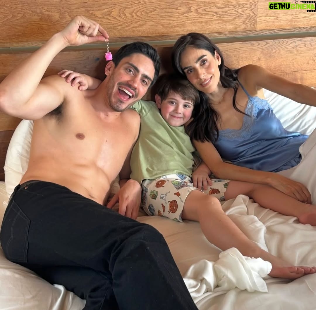 Sandra Echeverría - 3 Likes - GRACIAS POR DARNOS TANTO AMOR POR 3 TEMPORADAS!!!!! #ELNIÑERO @netflix 
Gracias a ustedes estamos en el 9no lugar mundial! 😱👏🏻