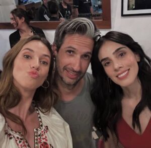 Sandra Echeverría Instagram - GRACIAS POR DARNOS TANTO AMOR POR 3 TEMPORADAS!!!!! #ELNIÑERO @netflix
Gracias a ustedes estamos en el 9no lugar mundial! 😱👏🏻