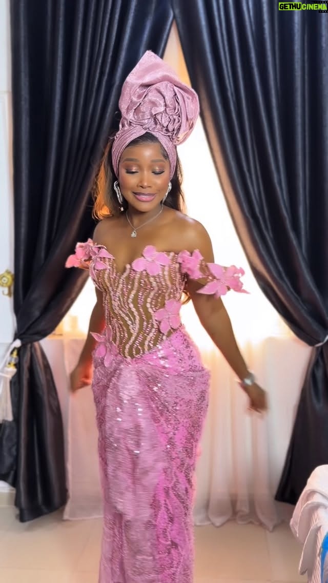 Sandra Okunzuwa - 27.6K Likes - How I showed up as a wedding guest in this gorgeous asoebi . Somebody clock it 😉 

Meanwhile my movie TIDES OF DESTINY is showing on Sandra okunzuwa tv . 

Dress : @liyahss_kouture 
Makeup : @neineis_touch