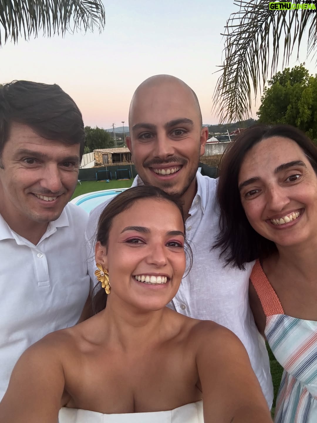 Sandra Silva - 8K Likes - Independentemente de tudo, 2025 vai sempre ser o ano em que me casei e festejei um fim de semana inteiro com alguns dos melhores amigos que temos na nossa vida. Há alguns tesourinhos neste post, incluindo o último slide, o vídeo do first look que nunca partilhei aqui 😭