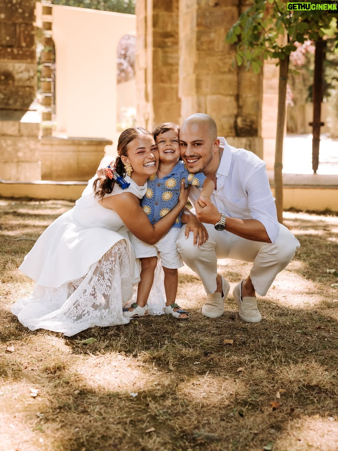 Sandra Silva - 8K Likes - Independentemente de tudo, 2025 vai sempre ser o ano em que me casei e festejei um fim de semana inteiro com alguns dos melhores amigos que temos na nossa vida. Há alguns tesourinhos neste post, incluindo o último slide, o vídeo do first look que nunca partilhei aqui 😭