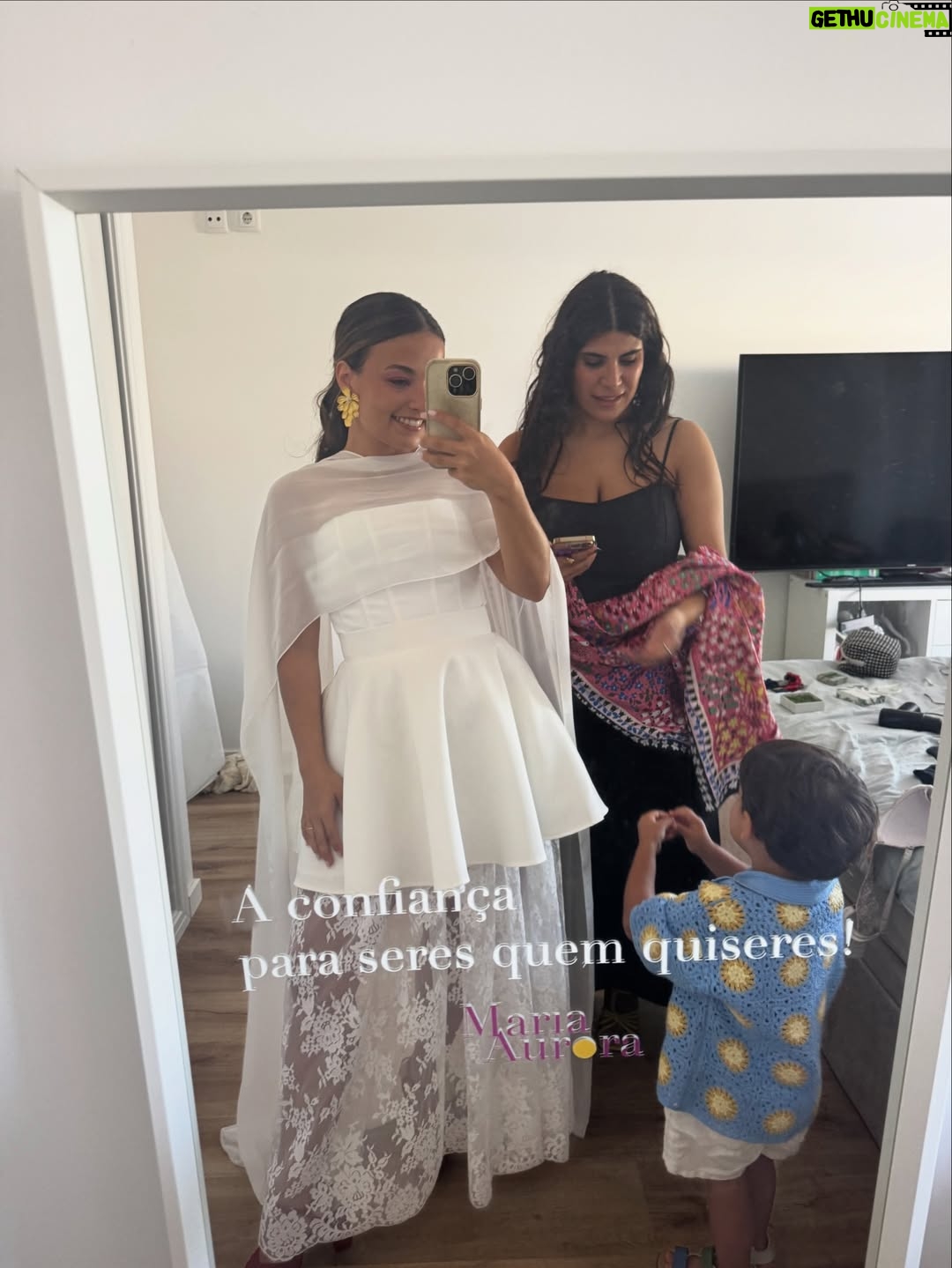 Sandra Silva - 8K Likes - Independentemente de tudo, 2025 vai sempre ser o ano em que me casei e festejei um fim de semana inteiro com alguns dos melhores amigos que temos na nossa vida. Há alguns tesourinhos neste post, incluindo o último slide, o vídeo do first look que nunca partilhei aqui 😭