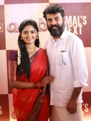 Sangeetha Kalyankumar Instagram - I’m very happy to share that❤️😍I’m stepping into new beginnings #vadam  #moviepoojai
Hero @vimalactoroffl I’m very blessed to work with u sir ❤️
Director @kentheran03 thanks for this wonderful opportunity ❤️
Production @masani_pictures Thanks a lot ❤️

#vadam #vadammoviepoojai 
#vimal #sangeethakalyan