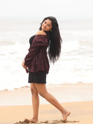 Sangeetha Kalyankumar Instagram - Sandy toes, happy soul✨❤️

Pc @varuun.jpg 

#beach #sangeetha