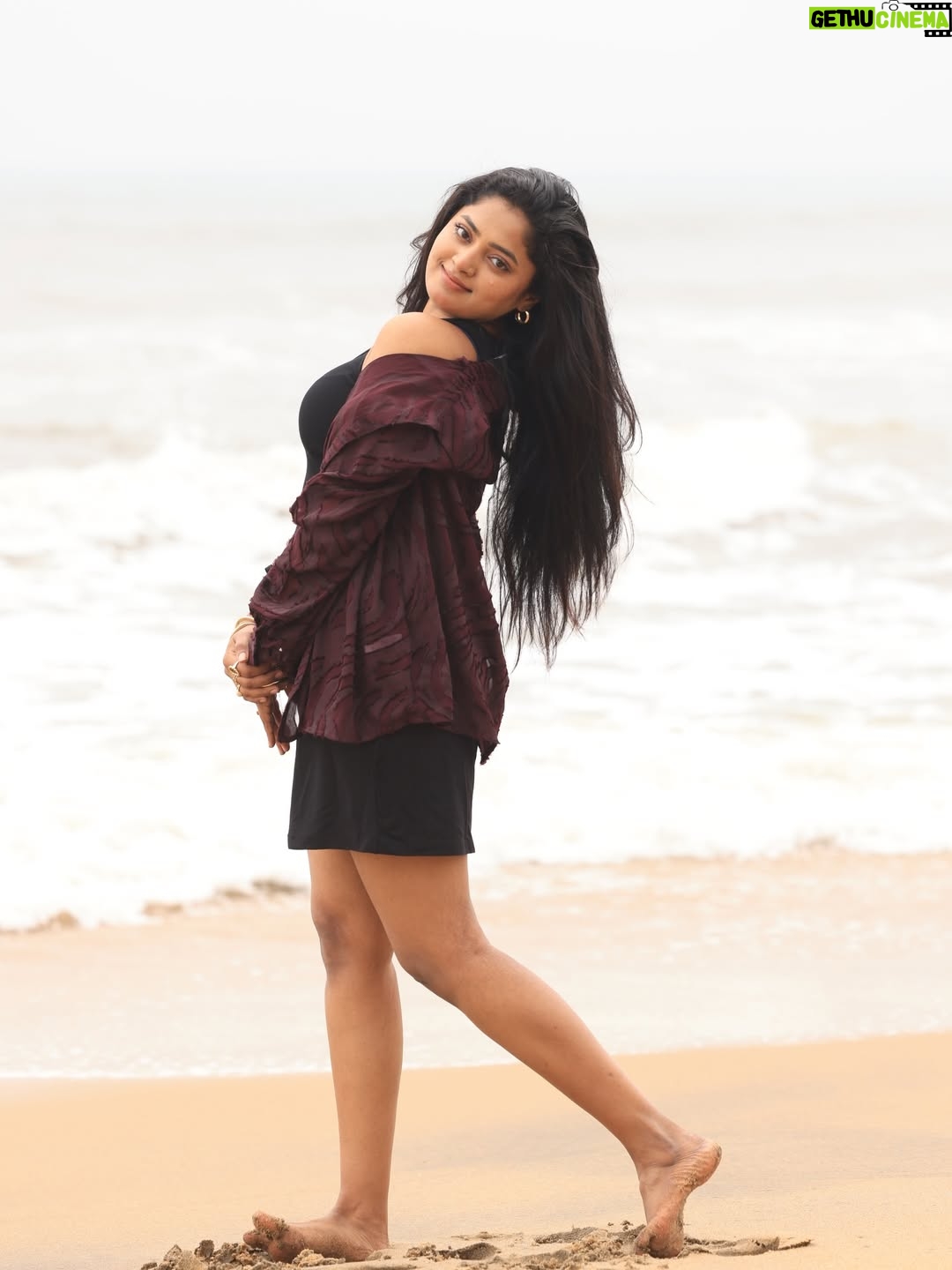 Sangeetha Kalyankumar - 16.5K Likes - Sandy toes, happy soul✨❤️

Pc @varuun.jpg 

#beach #sangeetha