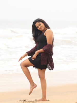 Sangeetha Kalyankumar Instagram - Sandy toes, happy soul✨❤️

Pc @varuun.jpg 

#beach #sangeetha