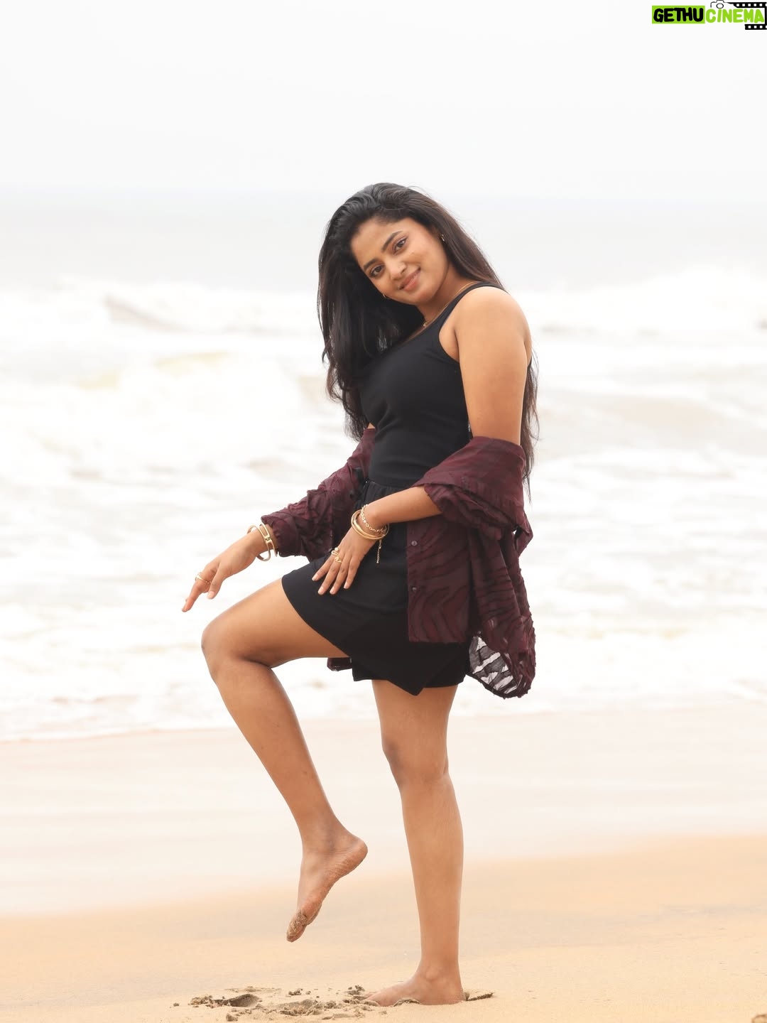 Sangeetha Kalyankumar - 16.5K Likes - Sandy toes, happy soul✨❤️

Pc @varuun.jpg 

#beach #sangeetha