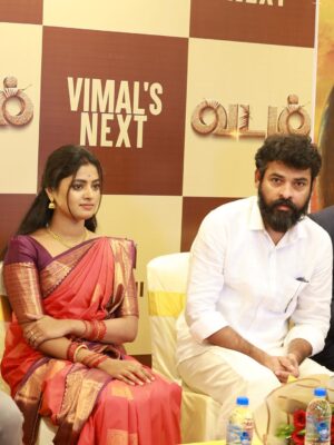 Sangeetha Kalyankumar Instagram - I’m very happy to share that❤️😍I’m stepping into new beginnings #vadam  #moviepoojai
Hero @vimalactoroffl I’m very blessed to work with u sir ❤️
Director @kentheran03 thanks for this wonderful opportunity ❤️
Production @masani_pictures Thanks a lot ❤️

#vadam #vadammoviepoojai 
#vimal #sangeethakalyan