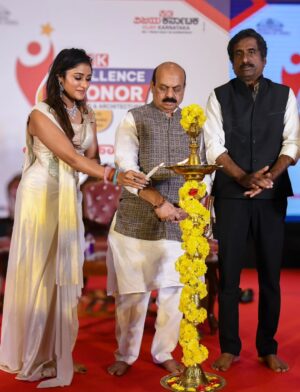 Sangeetha Sringeri Instagram - A day well spent with Vijay Karnataka for honor and excellence event

Beautiful outfit by @classy_renthouse