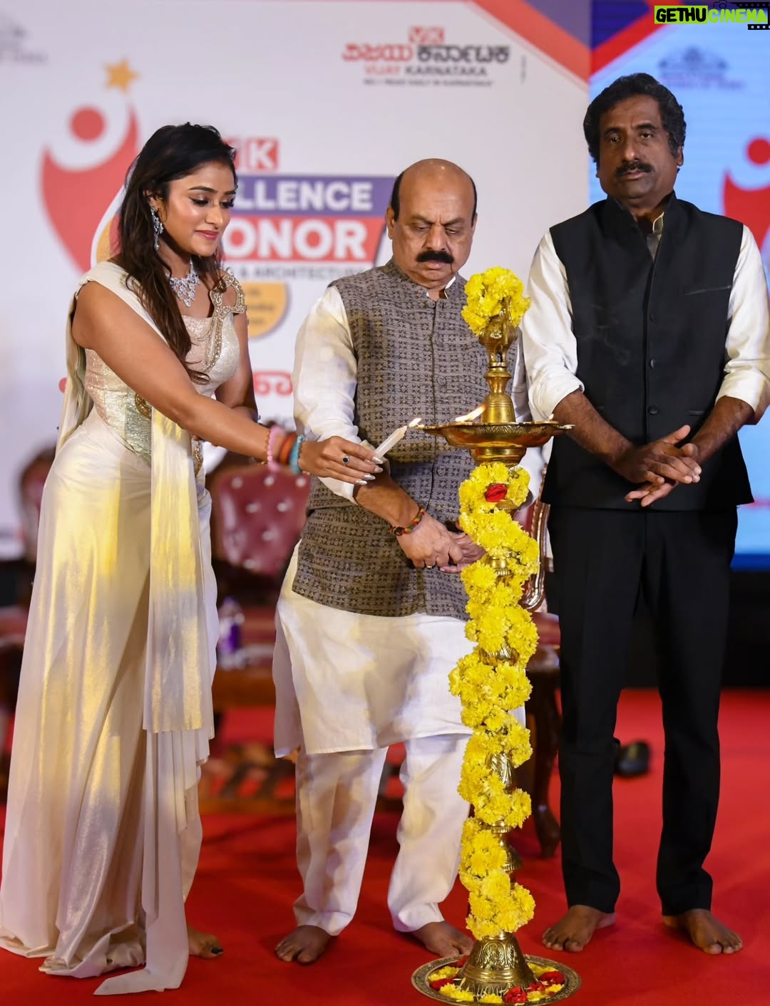Sangeetha Sringeri - 121.3K Likes - A day well spent with Vijay Karnataka for honor and excellence event

Beautiful outfit by @classy_renthouse