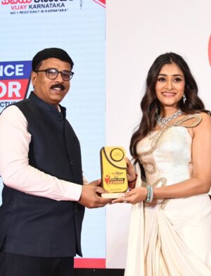 Sangeetha Sringeri Instagram - A day well spent with Vijay Karnataka for honor and excellence event

Beautiful outfit by @classy_renthouse