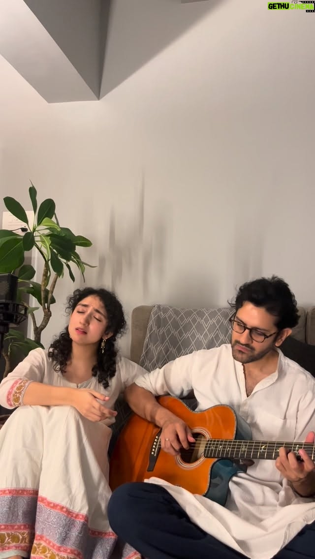 Sanjeeta Bhattacharya - 24.5K Likes - Slow winter evenings and ghazals are synonymous 🤍

Rone Na Diya written by Sudarshan Fakir talks about how ego sometimes holds you back from expressing your emotions

#RoneNaDiya #SajjadAli