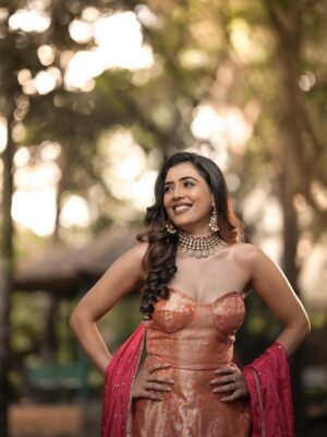 Sara Annaiah Instagram - Golden hour meets goddess energy 🌅👑

@makeover_by_ranju_gowda 
@panchamigowda_artistry568 
@swarna_suchi 
@spectra_dreams_photography 
@purple_box_by_manasvi