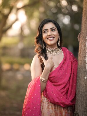 Sara Annaiah Instagram - Golden hour meets goddess energy 🌅👑

@makeover_by_ranju_gowda 
@panchamigowda_artistry568 
@swarna_suchi 
@spectra_dreams_photography 
@purple_box_by_manasvi
