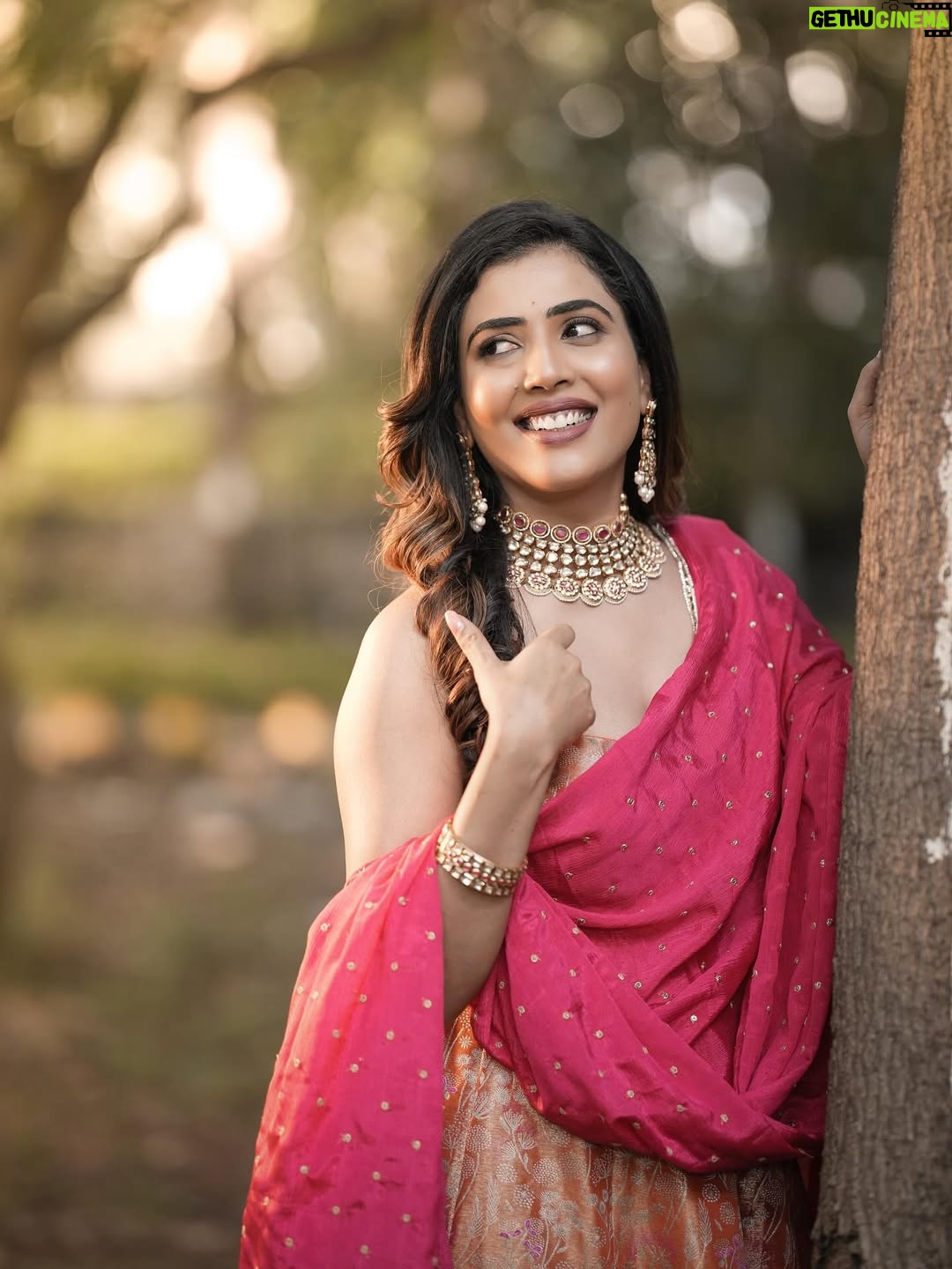 Sara Annaiah - 8.4K Likes - Golden hour meets goddess energy 🌅👑

@makeover_by_ranju_gowda 
@panchamigowda_artistry568 
@swarna_suchi 
@spectra_dreams_photography 
@purple_box_by_manasvi