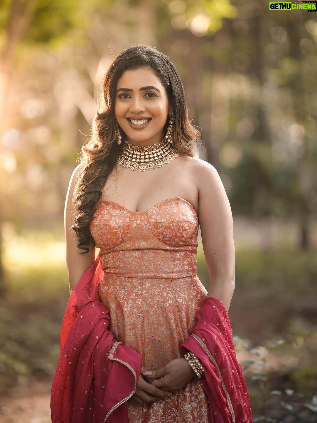 Sara Annaiah - 8.4K Likes - Golden hour meets goddess energy 🌅👑

@makeover_by_ranju_gowda 
@panchamigowda_artistry568 
@swarna_suchi 
@spectra_dreams_photography 
@purple_box_by_manasvi