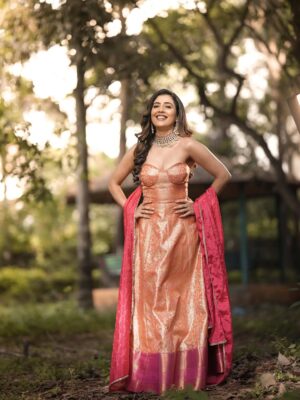 Sara Annaiah Instagram - Golden hour meets goddess energy 🌅👑

@makeover_by_ranju_gowda 
@panchamigowda_artistry568 
@swarna_suchi 
@spectra_dreams_photography 
@purple_box_by_manasvi
