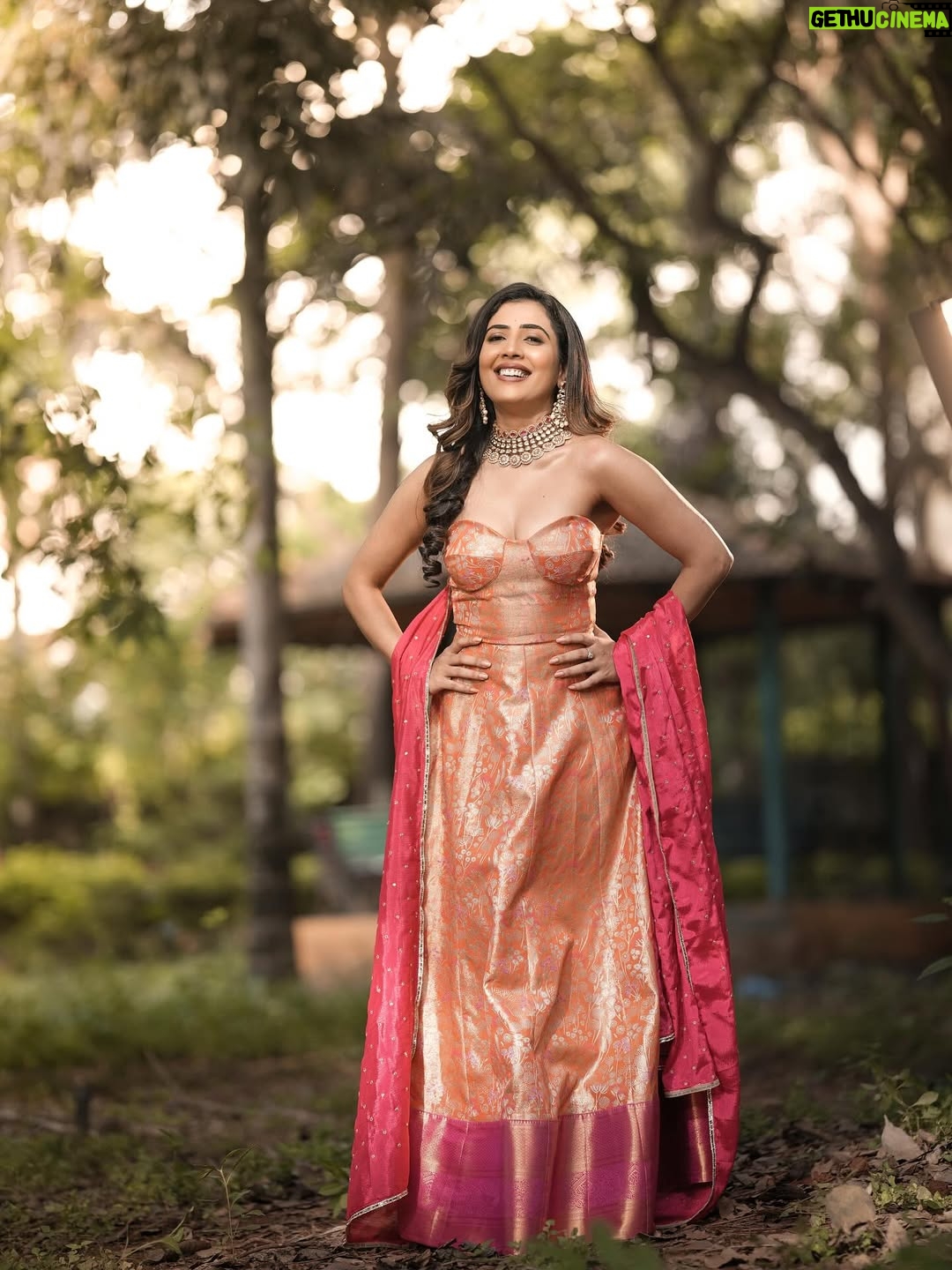 Sara Annaiah - 8.4K Likes - Golden hour meets goddess energy 🌅👑

@makeover_by_ranju_gowda 
@panchamigowda_artistry568 
@swarna_suchi 
@spectra_dreams_photography 
@purple_box_by_manasvi