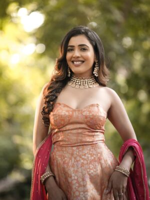 Sara Annaiah Instagram - Golden hour meets goddess energy 🌅👑

@makeover_by_ranju_gowda 
@panchamigowda_artistry568 
@swarna_suchi 
@spectra_dreams_photography 
@purple_box_by_manasvi