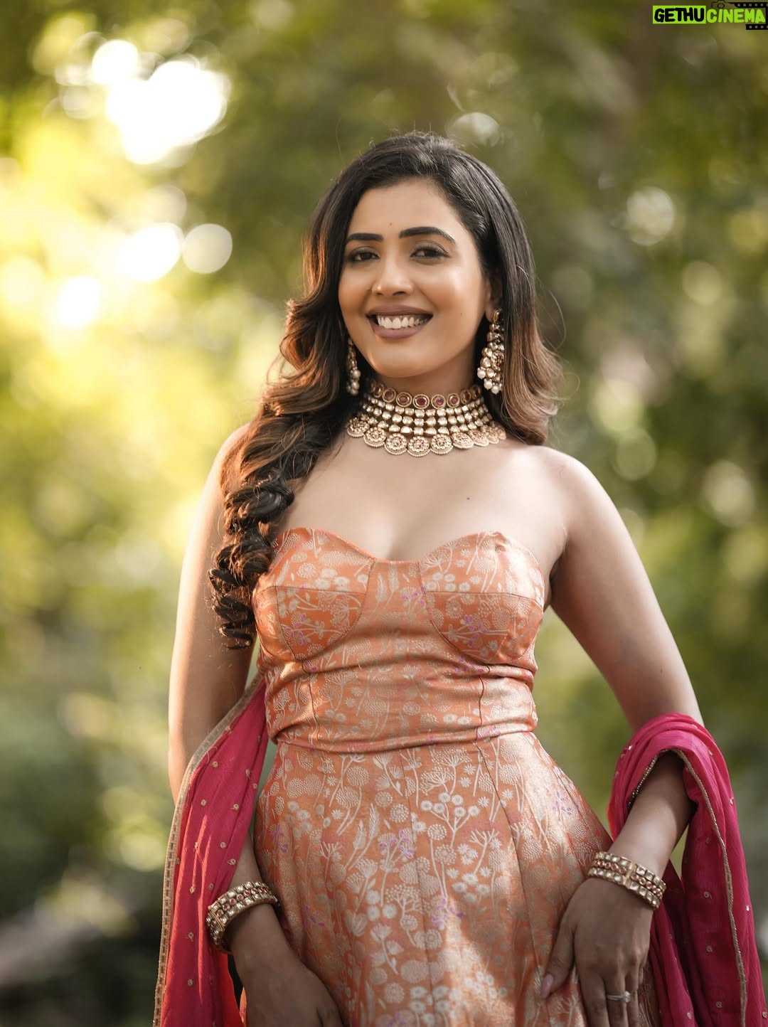 Sara Annaiah - 8.4K Likes - Golden hour meets goddess energy 🌅👑

@makeover_by_ranju_gowda 
@panchamigowda_artistry568 
@swarna_suchi 
@spectra_dreams_photography 
@purple_box_by_manasvi