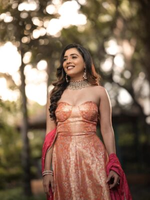 Sara Annaiah Instagram - Golden hour meets goddess energy 🌅👑

@makeover_by_ranju_gowda 
@panchamigowda_artistry568 
@swarna_suchi 
@spectra_dreams_photography 
@purple_box_by_manasvi