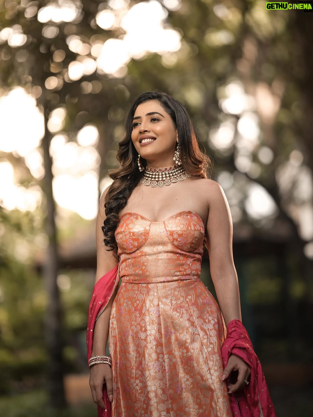 Sara Annaiah - 8.4K Likes - Golden hour meets goddess energy 🌅👑

@makeover_by_ranju_gowda 
@panchamigowda_artistry568 
@swarna_suchi 
@spectra_dreams_photography 
@purple_box_by_manasvi
